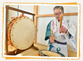 太鼓を叩く様子
