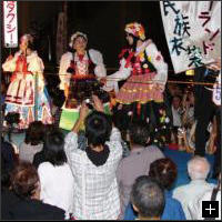 ユニークな衣装を身につけて踊りを競う変装おどりコンクールも人気。