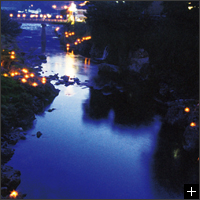 郡上おどりの開催日は市街地中央を流れる吉田川にカンテラが灯ります。