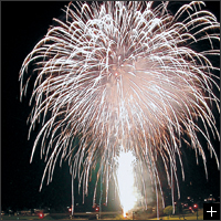 ８月７日には、踊りが始まる直前に花火大会が開催されます。打ち上げ場所が山城である郡上八幡城の天守閣横にあり、山頂から打ち上げられる珍しい花火です。