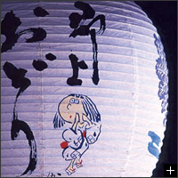 各家の軒下には、郡上おどり提灯が吊るされ、ムードを盛り上げます。